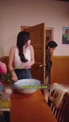 La belle mère pousse son fils dans la chambre conjugale.